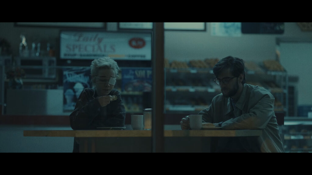 Sarah con un ojo vendado reuniéndose con el investigador Jeremy.