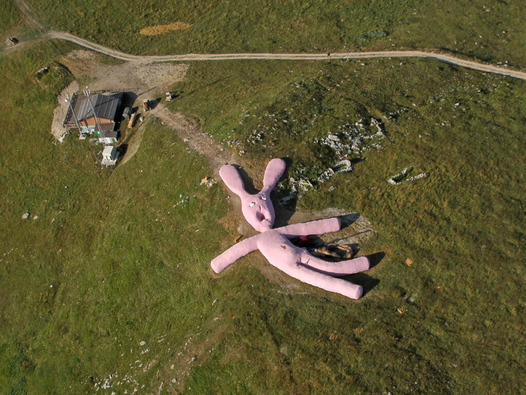 Hase, el muñeco gigante rosa. Vista desde el cielo.