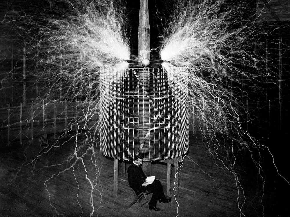 Nikola Tesla en su laboratorio de Colorado Springs, 1899