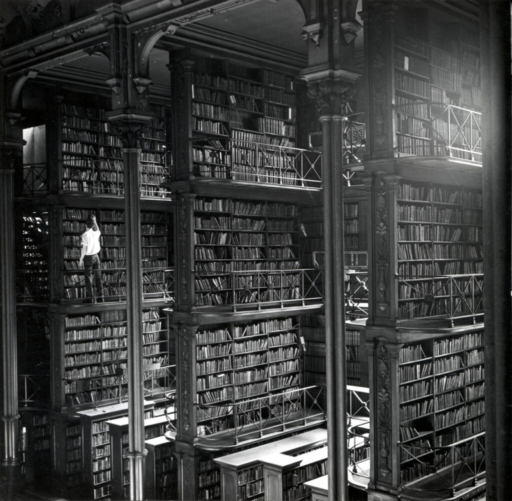 Librería gigantesca repleta de libros.