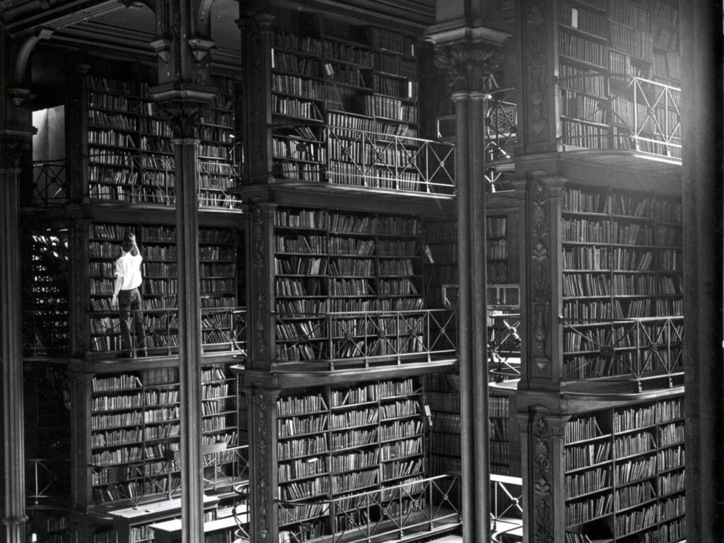 Librería gigantesca repleta de libros.